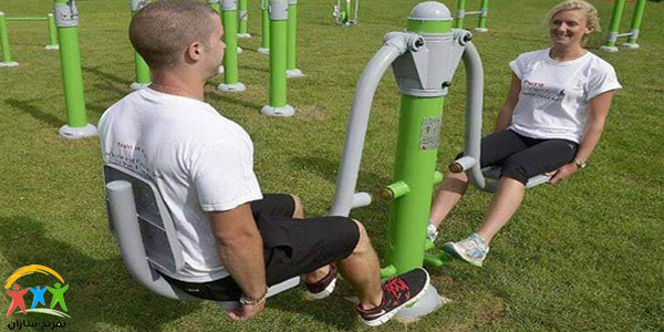 ورزش کردن زن و شوهر با وسایل ورزشی پارکی
