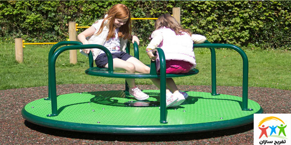 بازی کردن دختران در پارک با وسایل پارکی