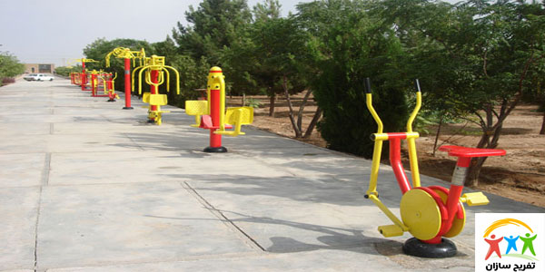 ست ورزشی پارکی رنگ زرد و قرمز نصب شده در پارک